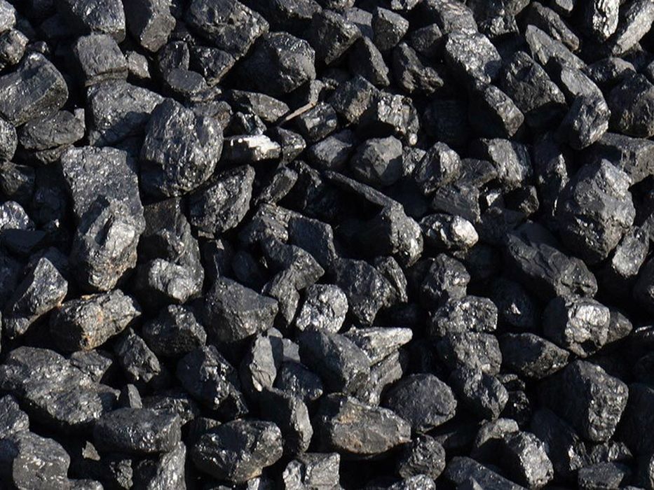 Уголь и дрова в мешках