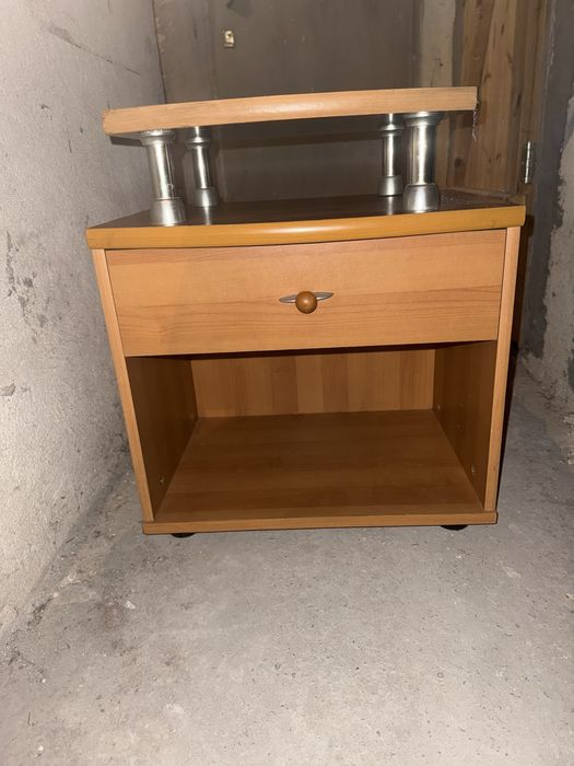 Нощно  шкафче  с надстройка.