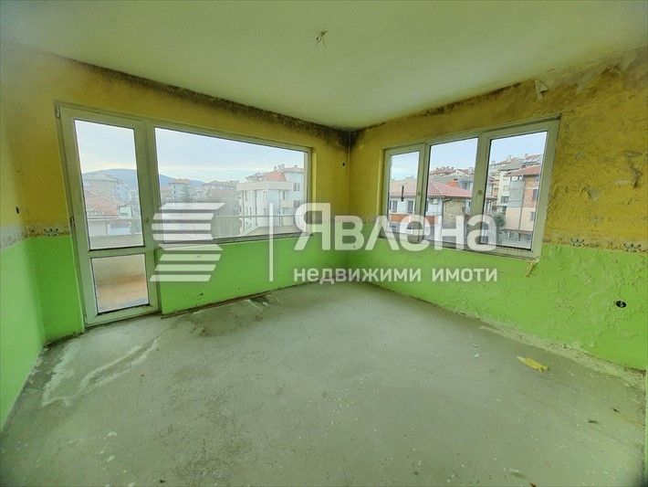 Тристаен непреходен апартамент в центъра на Царево