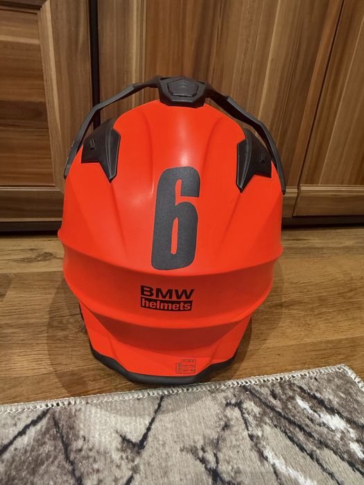 BMW Motorrad – модел с визьор и козирка (Adventure/Enduro стил).