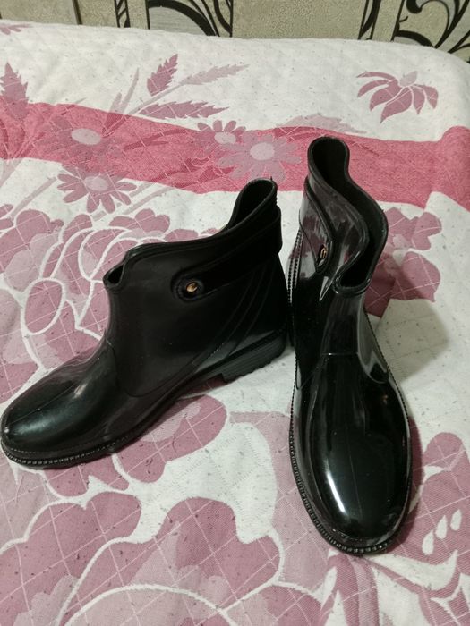 Полу сапожки резиновые ,женские.