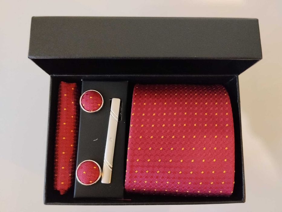 Set cadou - cravata, batista, ac si butoni