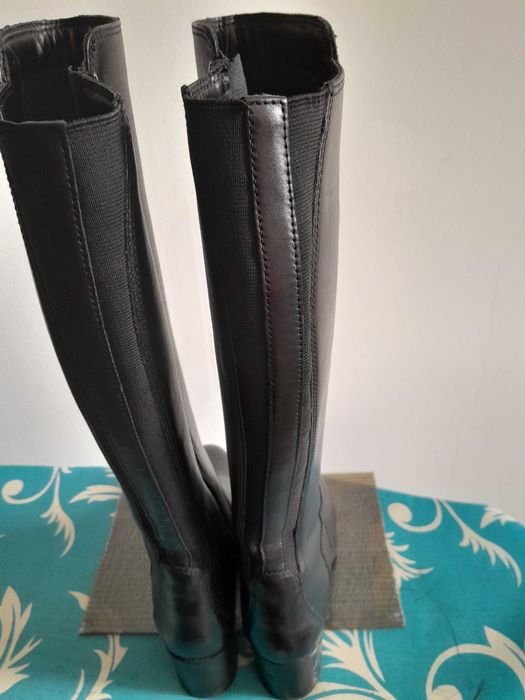 Vând cizme piele,model deosebit