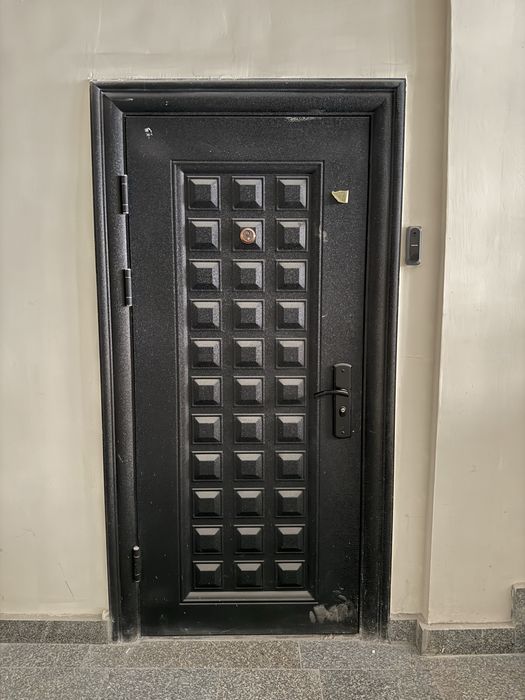 Продам металлическая входная дверь.