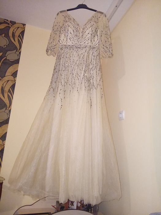 Приказна рокля в цвят екрю