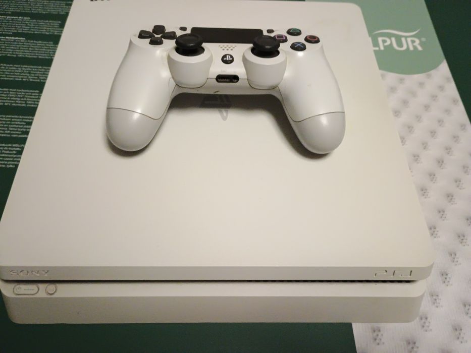 PlayStation 4 slim alb  PlayStation 4 clasic ps4