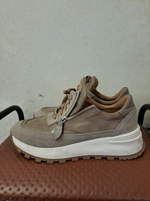 Продам женские кроссовки