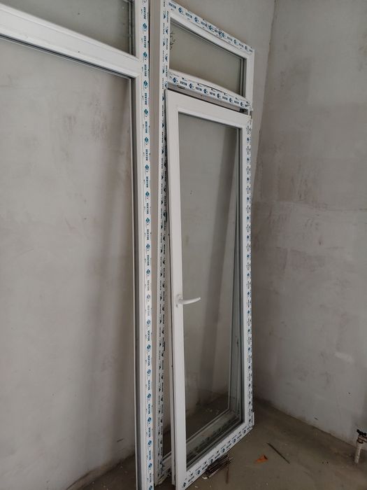 Продам новую пластиковую перегородку, выход на лоджию.Дверь слож.откр.