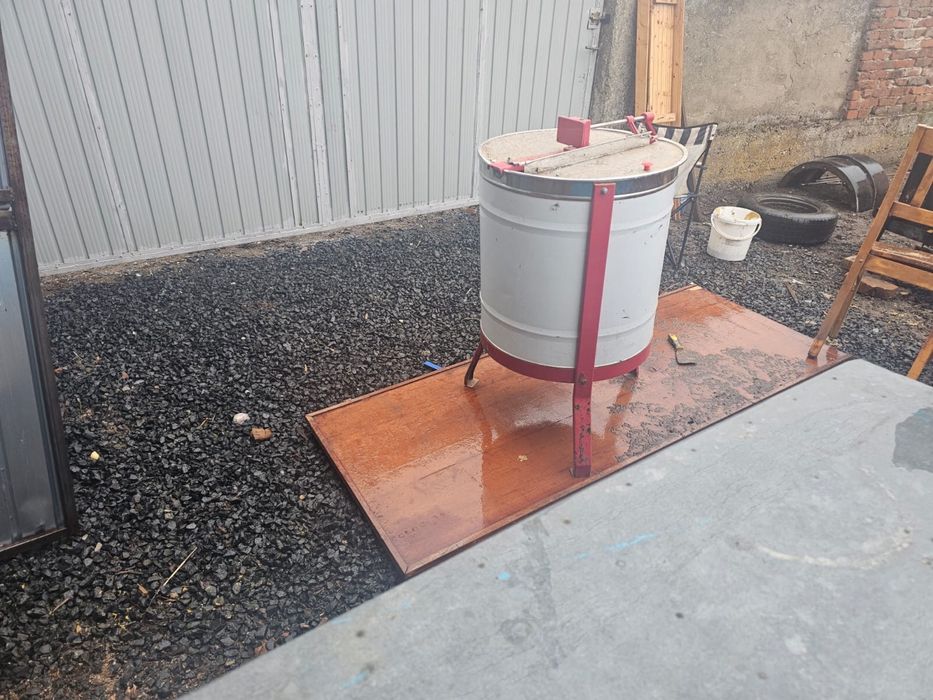 vand urgent! Centrifuga pe 4 rame si stupi