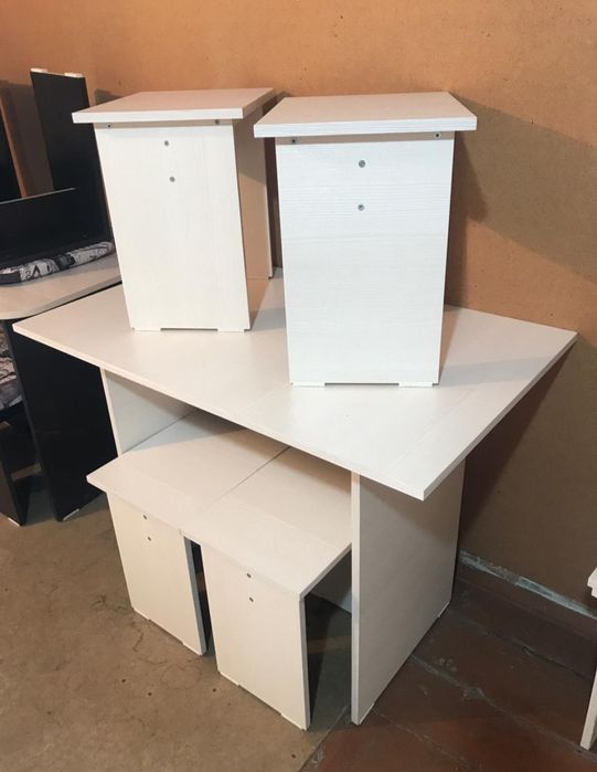 Продам кухонный стол +4 табуретки