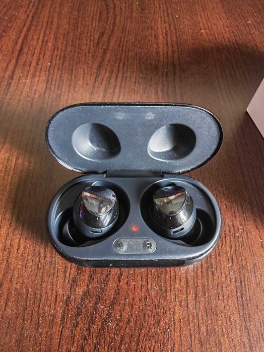 Samsung Galaxy Buds Plus - безжични слушалки с кутия и аксесоари