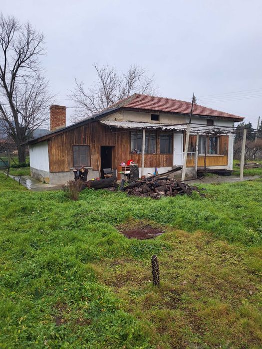 Продава къща с двор