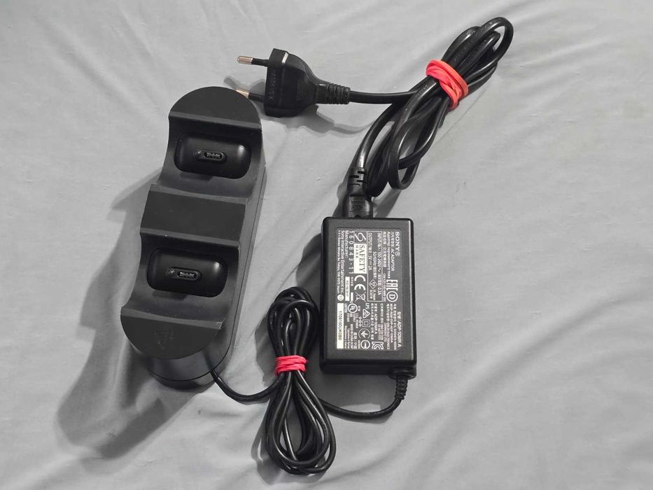 Statie de incarcare dubla originala Sony PlayStation CUH-ZDC1 DC 5V 2A pentru controllere PS4 DualShock 4