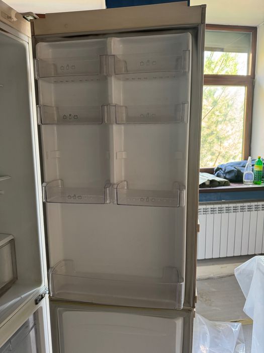 Продается холодильник двухкамерный