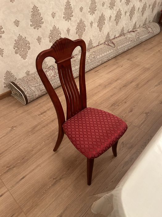 Стол со стульями