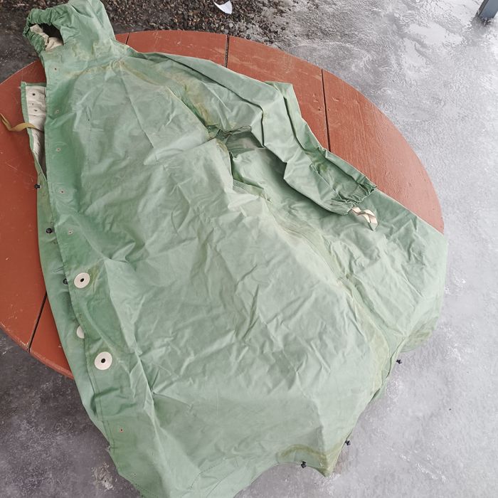 Озк плащ жанбырдан қорғайды