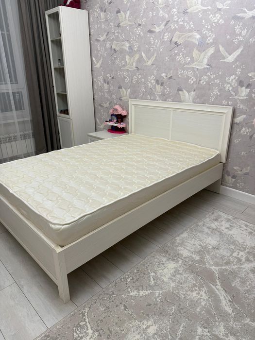 Кровать с матрасом