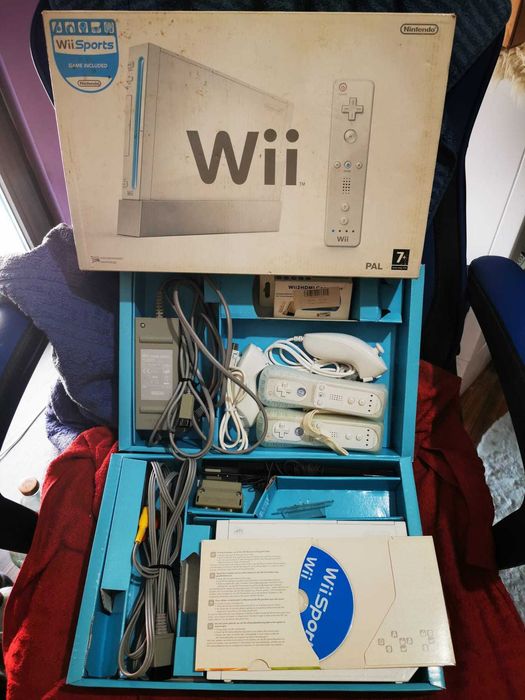 Vând 2 console Wii (alb și negru) + accesorii + jocuri integral (1200 de lei) sau separat (50-500 de lei)
