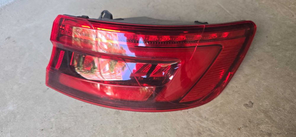 Десен Външен Стоп Audi A4 B9