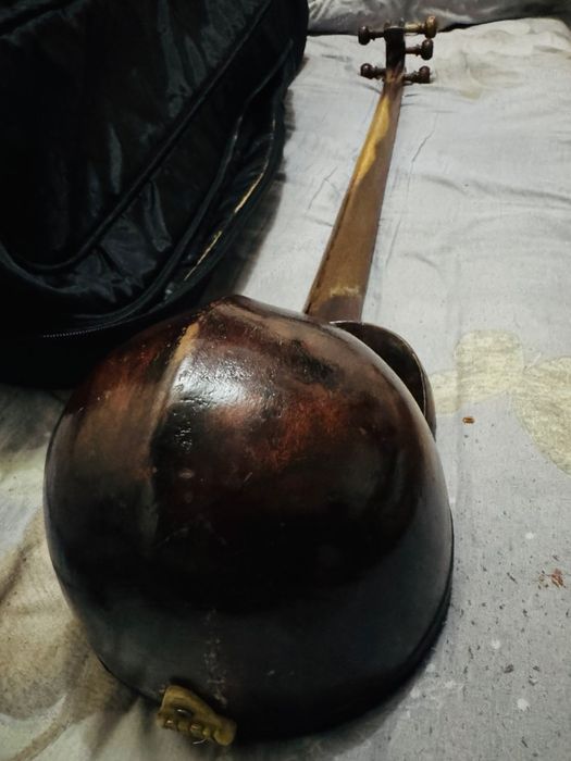 Yuqori sifatli Qashqar rubob, chalishga tayyor holatda,