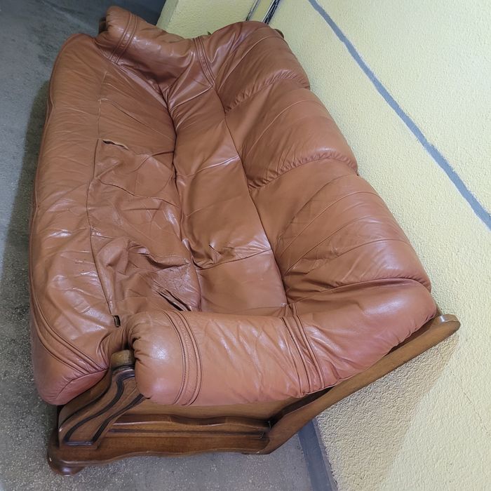 Кожен диван за вилата