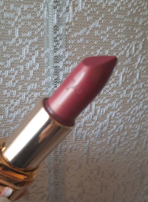 Помада l'Oreal  увлажняющая