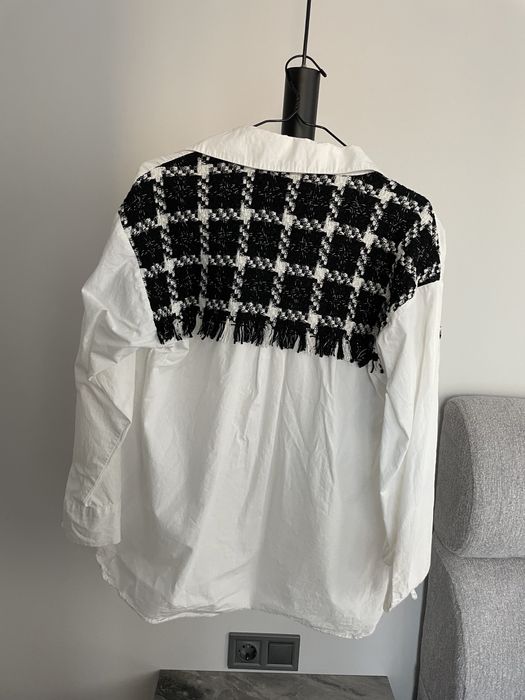 Широка бяла риза с детайл на джоба и гърба