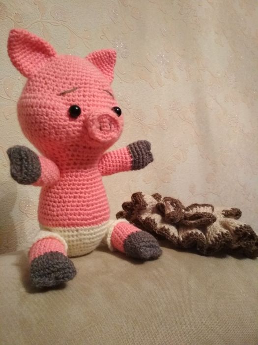 Милая вязаная свинка