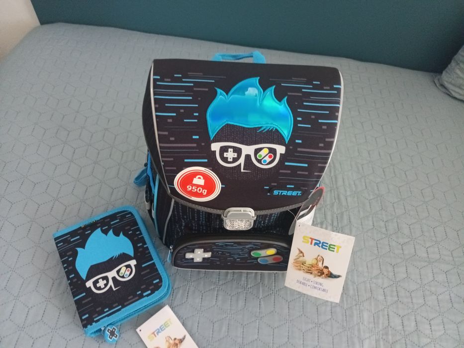 Нова ученическа раница Street и пълен несесер на същата марка