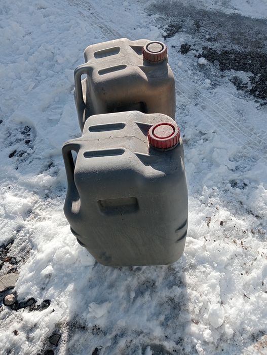 Канистры пластмассовые.