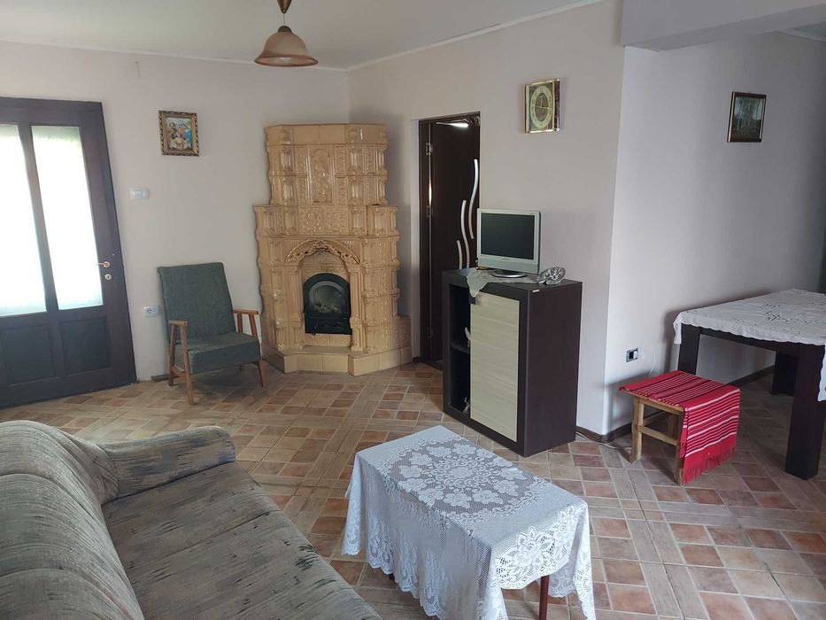 Casă și curte la țară