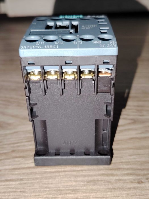 Contactor cu 3 poli Siemens Sirius , 400 V , DC 24 V , NOU