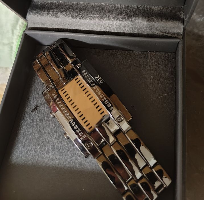 Ceas binar model deosebit