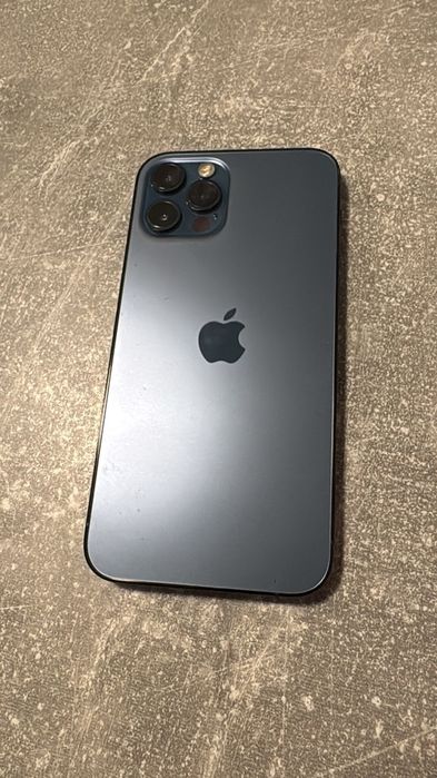 iPhone 12 Pro Pacific Blue, de 256Gb.
Telefonul funcționează impecabil