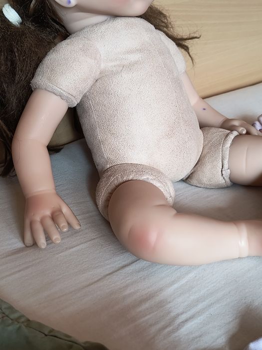 Реалистична кукла с меко тяло и силиконови ,меки крайници и глава.
Раз