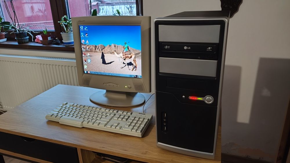 Vând Calculator + monitor.