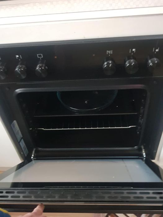 Vând plită electrică noua