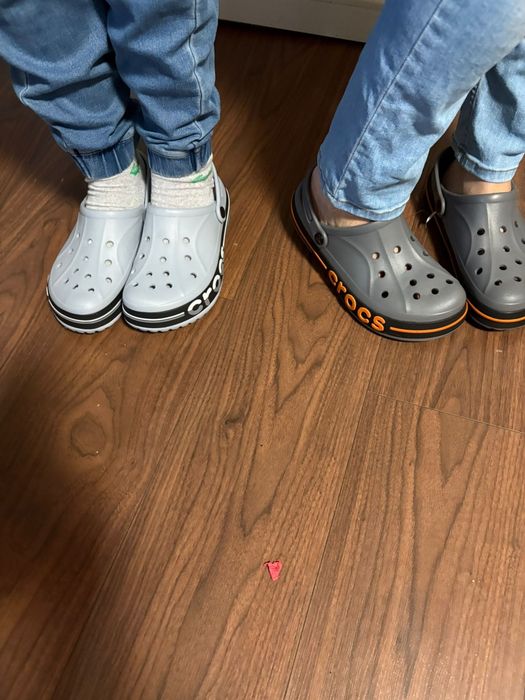 Vând papuci Crocs originali, extrem de comozi și ușori