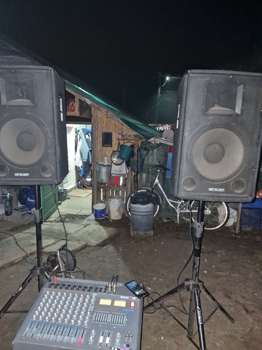 Vând boxe și mixer activ