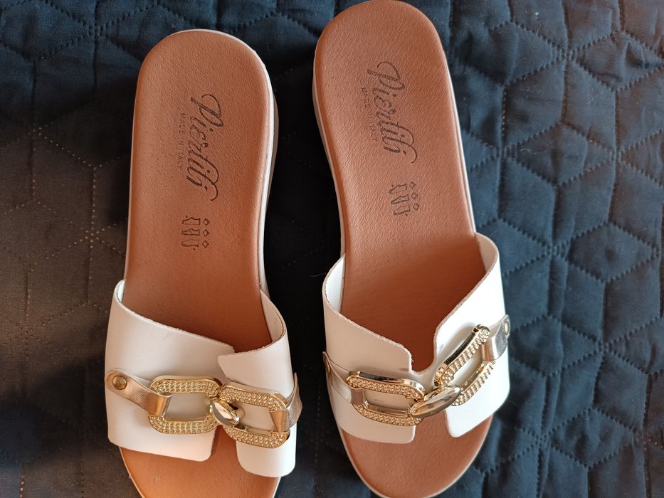 Papuci dama Pierliti , albi cu cataramă aurie, stil auriu