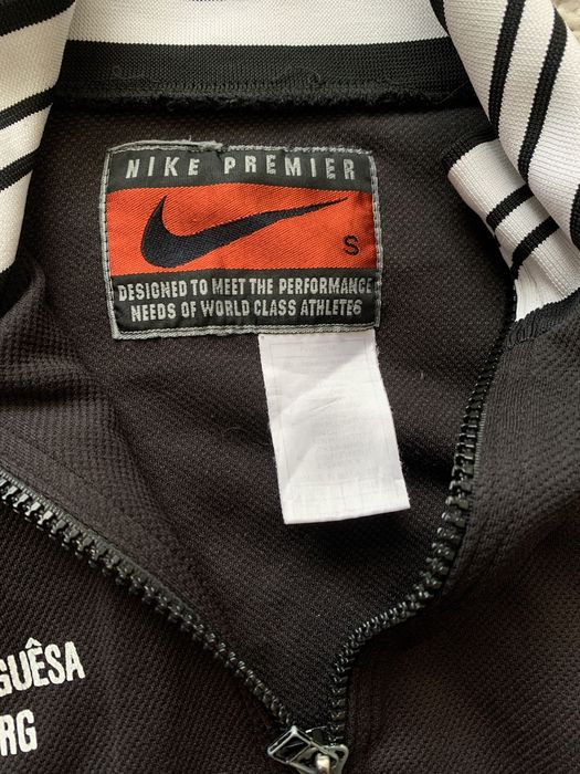 geaca Nike.