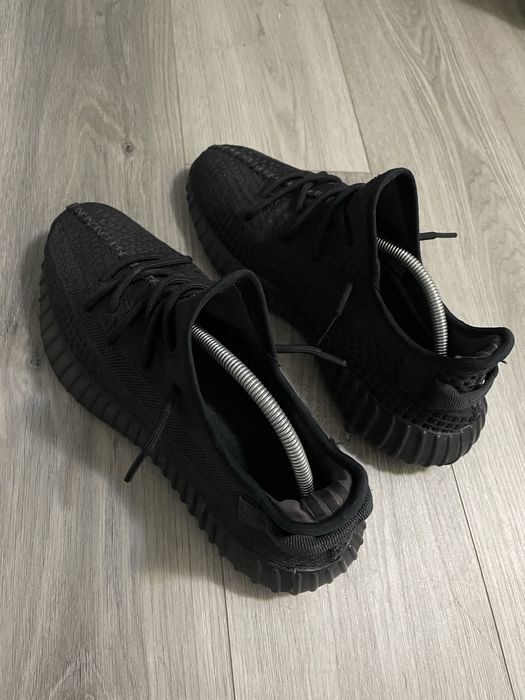 vand yeezy uri black originali