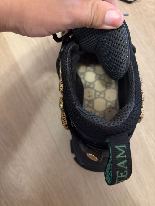 Adidasi gucci.