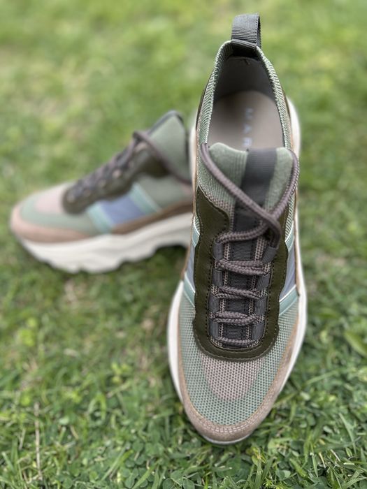 Спортни обувки в зелената гама