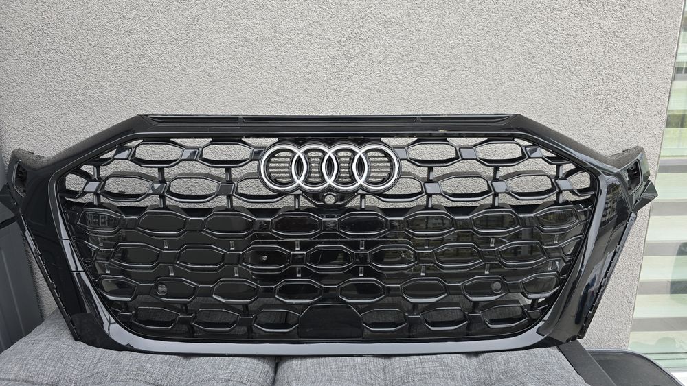 Оригинална Audi RS3 предна решетка 8Y