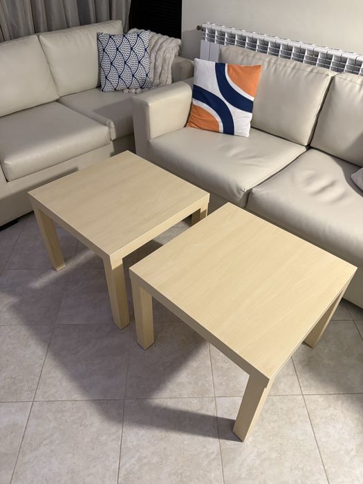 Две малки квадратни маси от дърво