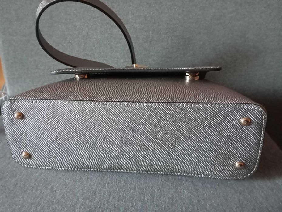 Чанта дамска Guess
в сиво HWEZM9 51220.