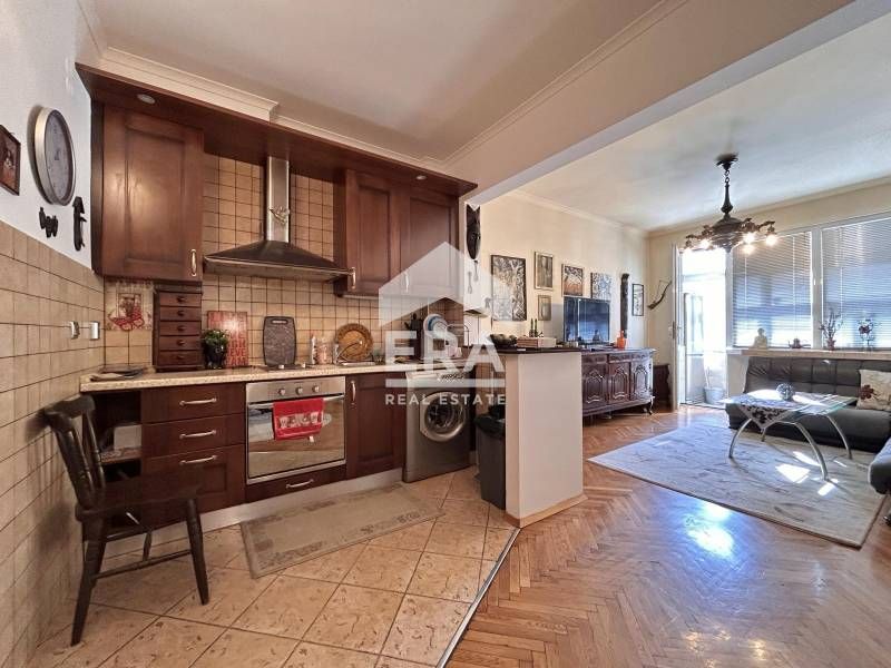 Дава се под наем Тристаен апартамент в София, Център - 70 кв.м за 700 € - Снимка #3