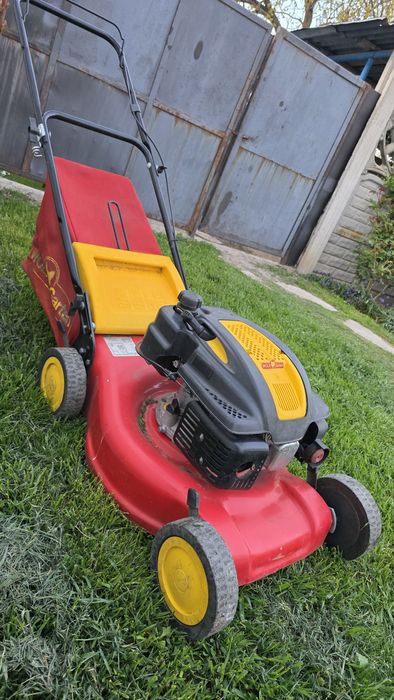 Mașină de tuns iarba