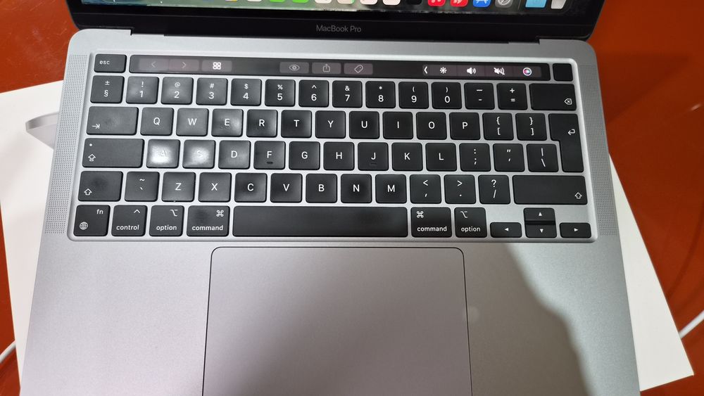 MacBook Pro 13 inch, M2 cu  touch bar